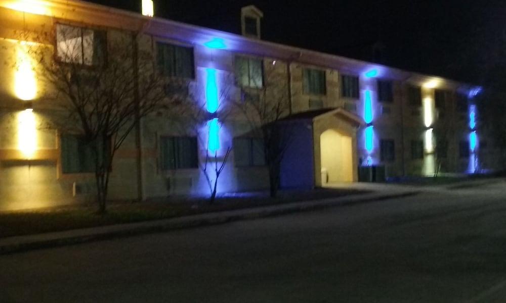 Surestay Studio By Best Western Conroe Downtown Exterior photo
